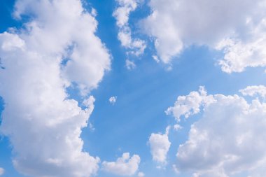 bulutlu gökyüzü ve mavi berrak gökyüzü bulutlar arka plan