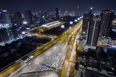 Havadan görünümü yol trafik ulaşım ve şehir Bangkok 