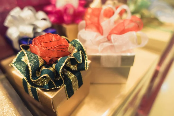 Размытый фон подарочной коробки и ленты лук для празднования фестиваля событие нового года — стоковое фото