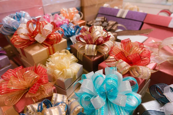 Gran cantidad de caja de regalo y lazo lazo fondo colorido para celebrati — Foto de Stock