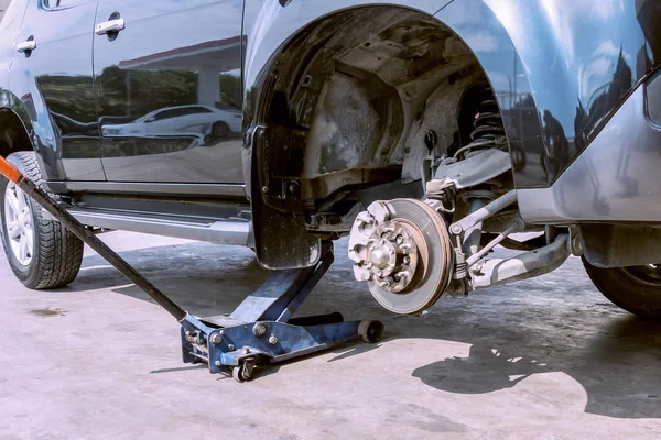 Изменение колеса и тормоза на автомобиле с помощью валета — стоковое фото