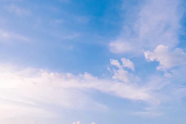 雲、レトロとヴィンテージのテーマの背景と青い空 — ストック写真