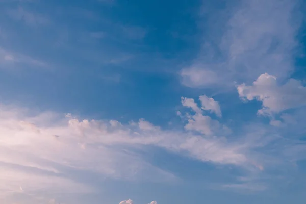 雲、レトロとヴィンテージのテーマの背景と青い空 — ストック写真