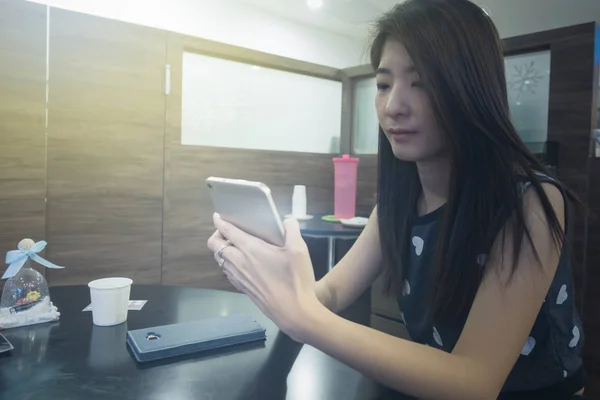 Žena ruku používat mobilní telefon pro připojení k Internetu nebo e-shop — Stock fotografie