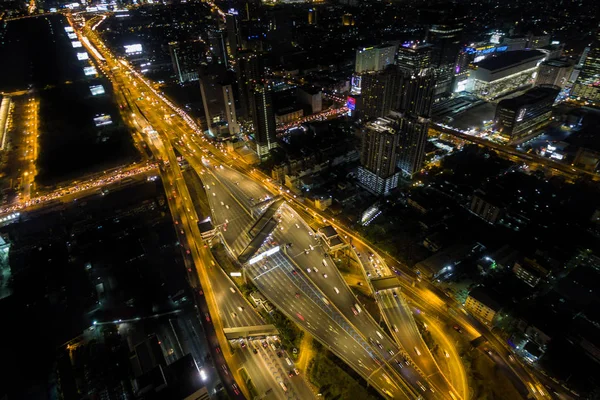Widok z lotu ptaka drogi ruchu transport i miasto w mieście bangkok — Zdjęcie stockowe
