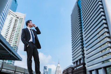 Ayakta ve şehir vizyon için bakarak emin işadamı 