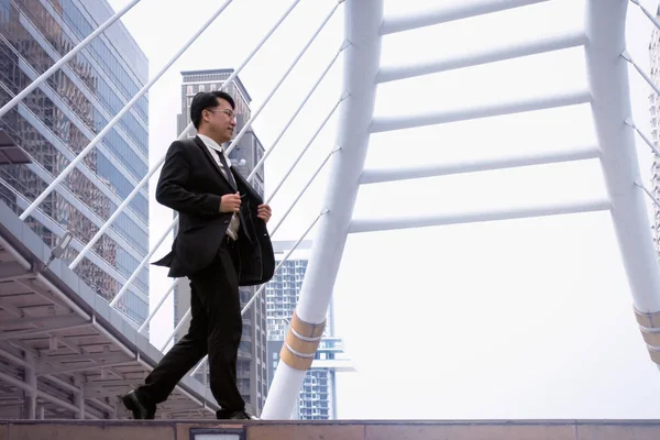 Självsäker affärsman går ner och gå på trappor — Stockfoto