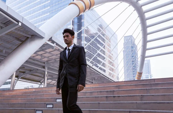 Vertrouwen zakenman naar beneden en lopen op de trap — Stockfoto