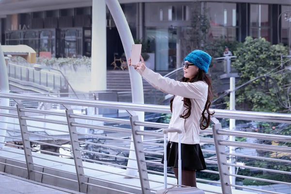 Asian Travel woman in swater coat, blue yarn hat with lugg — стоковое фото