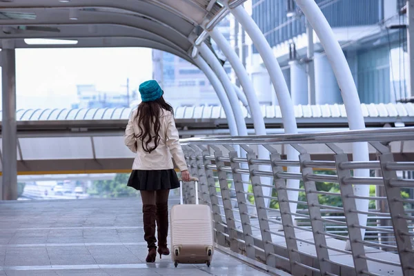 Mujer de viaje asiático con abrigo de suéter, sombrero de hilo azul y celebrar —  Fotos de Stock