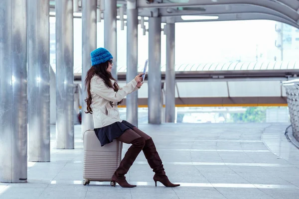 Mujer de viaje asiático con abrigo de suéter, sombrero de hilo azul y celebrar —  Fotos de Stock