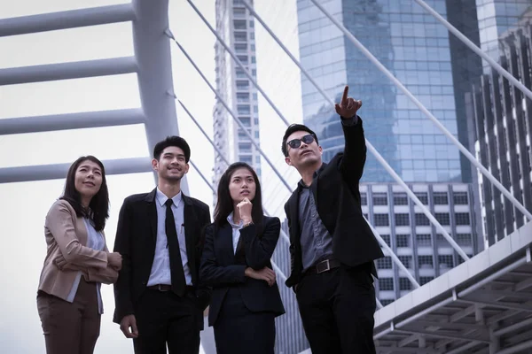 Asiatico business uomo e donna gruppo in piedi su terra — Foto Stock