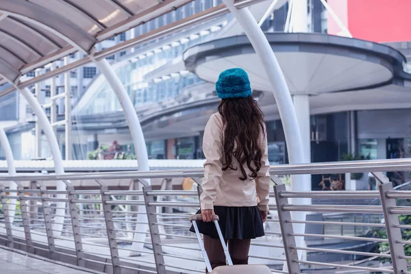 Mujer de viaje asiático con abrigo de suéter, sombrero de hilo azul con lugg — Foto de Stock