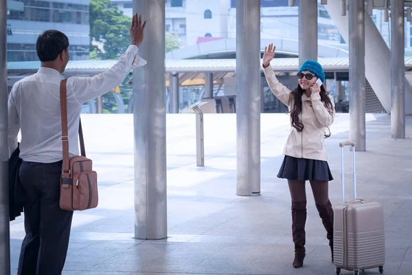 Asiatico uomo d'affari stretta di mano e saluto con viaggio donne weari — Foto Stock