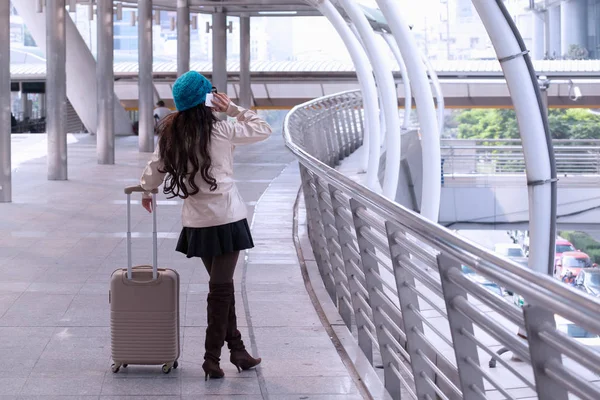 Mujer de viaje asiático con abrigo de suéter, sombrero de hilo azul con lugg —  Fotos de Stock