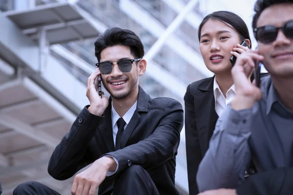 Zakelijke man en vrouw gelukkig vergadering en het gebruik van een mobiele telefoon — Stockfoto