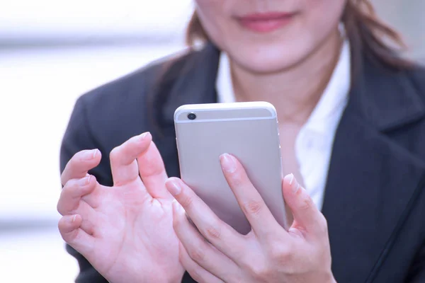 Asiático mujer de negocios feliz y sonrisa a usar smartphone, negocio —  Fotos de Stock