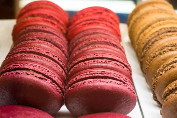 Sladké barevné francouzský macaron nebo makronky dezert na desku clos — Stock fotografie