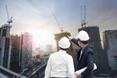Asya işadamı arıyor ve parmak uzakta ve mühendis gelin 