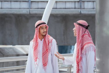 iki Arap işadamı tartışmak, tavsiye ve birlikte dolaşmak