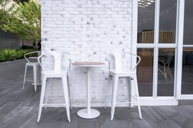 Restoran akşam saat açık terasta yemek masası