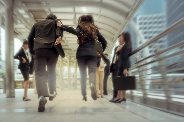 Hombre de negocios y mujer prisa y funcionando en la ciudad de negocios stre —  Fotos de Stock