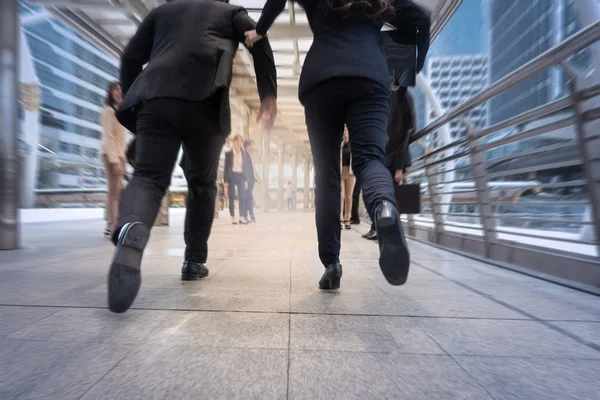 Affärsmannen och kvinnan skynda igång i business city stre — Stockfoto