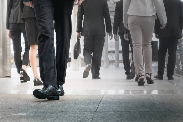 Hombre de negocios piernas caminando ir hacia adelante como sobresaliente por otras piernas —  Fotos de Stock
