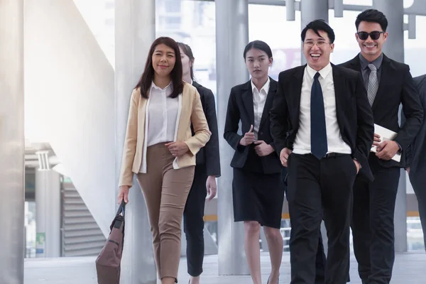 Groep van zakelijke mensen wandelen en lachend met collega b — Stockfoto