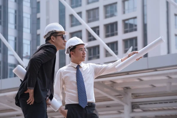 Asiatische Geschäftsmann diskutieren mit Ingenieur Architekt professionelle w — Stockfoto