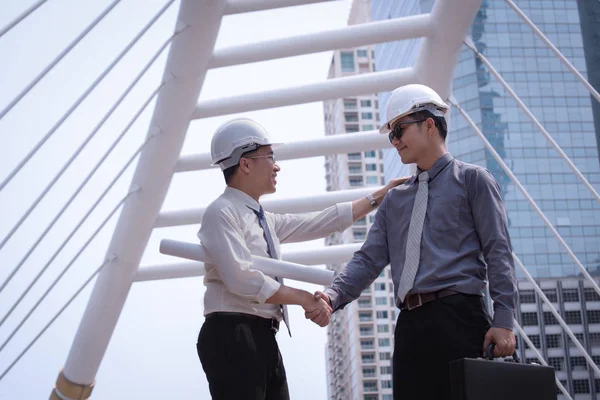 Asiatische Geschäftsmann diskutieren und schütteln die Hand mit Ingenieur Architekt — Stockfoto