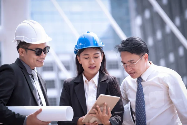 Asiatische Geschäftsmann und Frau diskutieren mit Ingenieur Architekt prof — Stockfoto