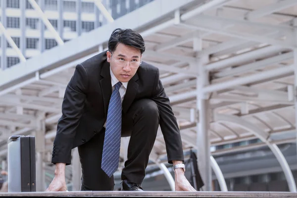 Aziatische zakenman dragen brillen van start, en vastbesloten om te starten — Stockfoto