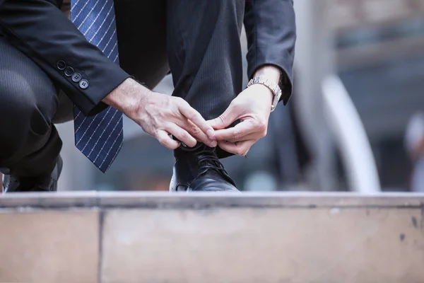 Zakenman stropdas schoenveter of lace up zwarte schoenen op vloer, sluiten — Stockfoto