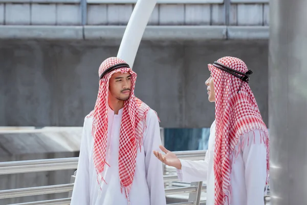 iki Arap işadamı tartışmak, tavsiye ve birlikte dolaşmak