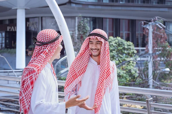 iki Arap iş adamları görüşmek ve birlikte modern yürüyüş