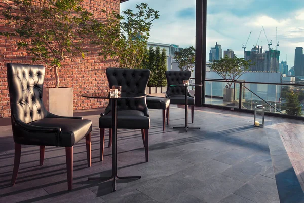 Ristorante tavolo da pranzo e vista sul business building sulla terrazza — Foto Stock