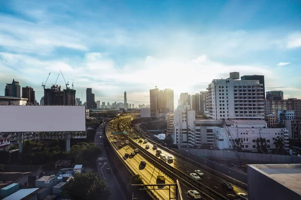 Transporte rodoviário e cidade em bangkok ao crepúsculo sunr — Fotografia de Stock