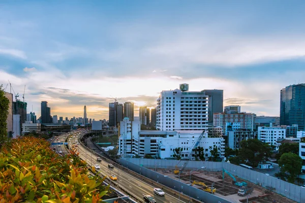 Yol trafik ulaşım ve bangkok alacakaranlık sunr adlı şehirde — Stok fotoğraf