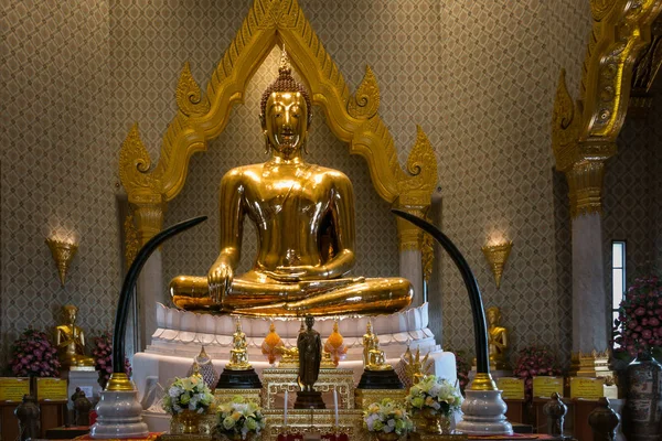 BANGKOK - 24 de mayo: Buda Dorado en el Templo nombra a Wat Traimitr y —  Fotos de Stock