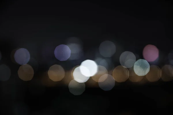 Abstrakta oskarp bokeh område på natten ljus himmel bakgrund — Stockfoto