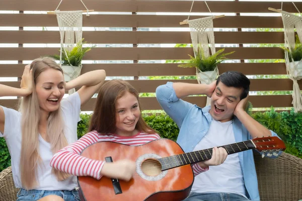 Dcera hrát na kytaru s hroznou hudbou, otec a matka clos — Stock fotografie