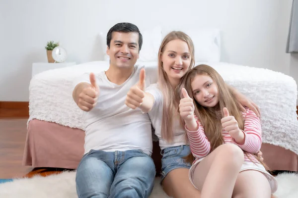 Bambina con madre e padre, felice famiglia pollice in su insieme — Foto Stock