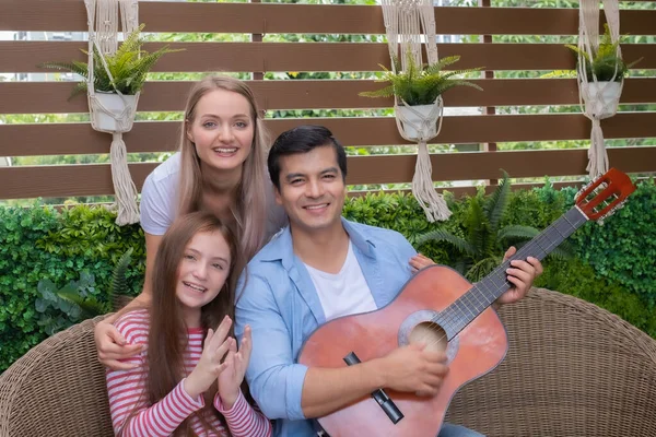 Far spela gitarr eller musik med dotter och mor sitter på — Stockfoto