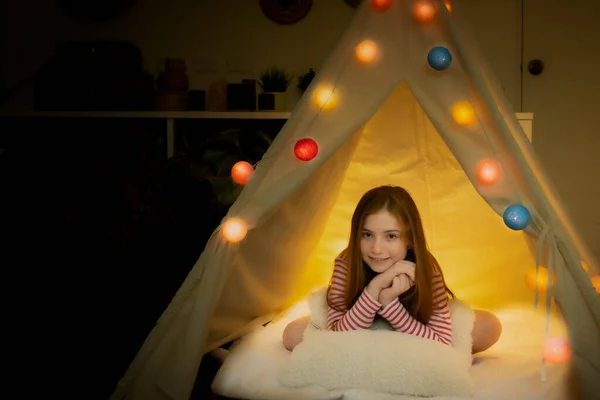 幸せそうな女の子が笑顔でテントの中でキャンプしたり — ストック写真