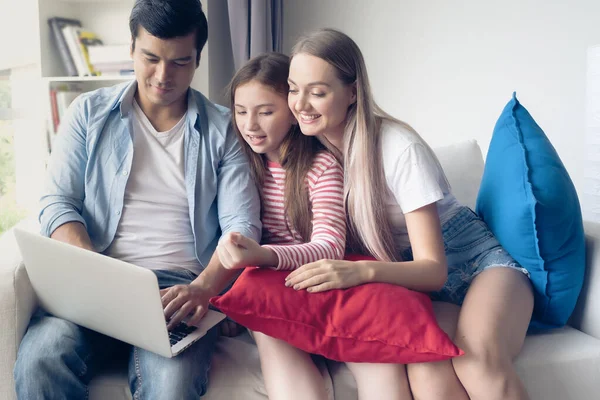 Vader en moeder met dochter glimlachend en zittend op een slaapbank — Stockfoto