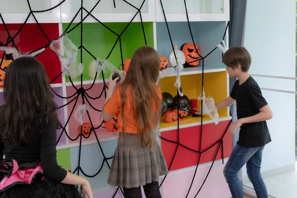 Vista posteriore della festa di Halloween i bambini preparano la decorazione palloncino giocattolo — Foto Stock