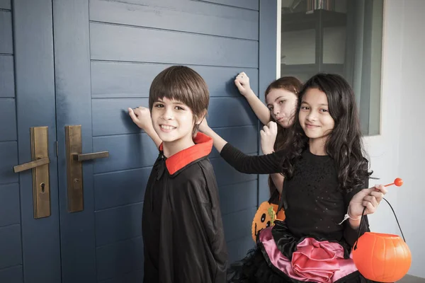 Grupo de menina e menino crianças sorrindo e vestir-se como Halloween vam — Fotografia de Stock