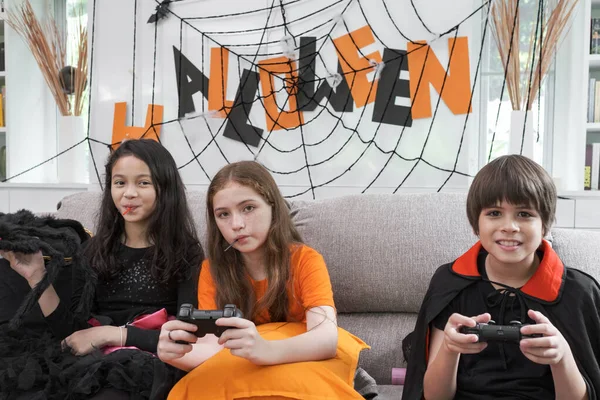 Grupo de menina e menino crianças sorrindo e vestir-se como Halloween vam — Fotografia de Stock