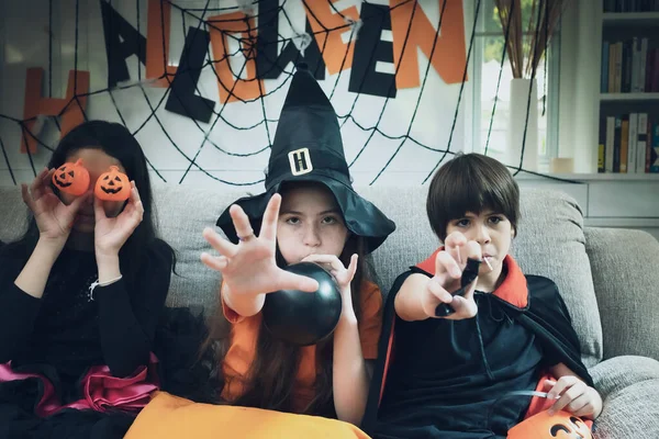 Gruppo di ragazza e ragazzo bambini vestire il costume e tenere la zucca — Foto Stock